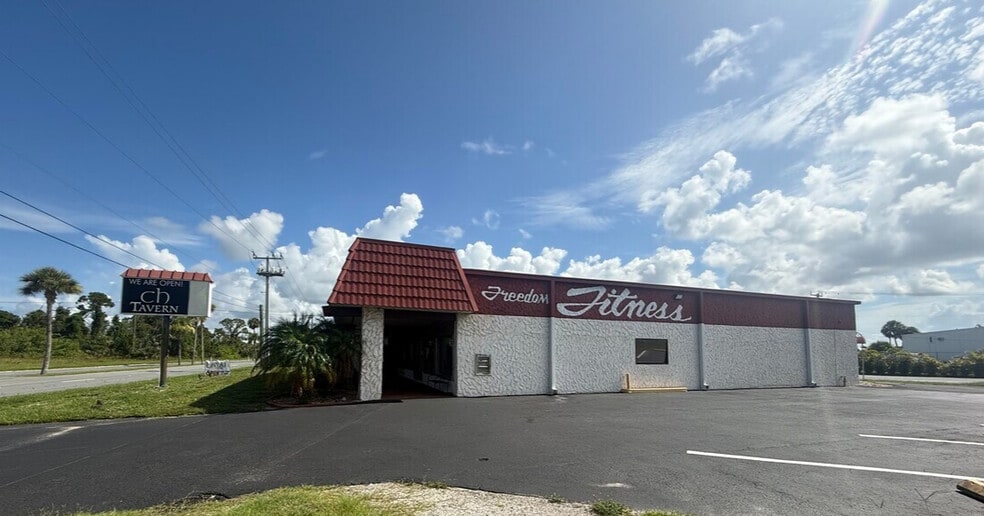 3755 Cape Haze Dr, Rotonda West, FL à louer - Photo du bâtiment - Image 1 de 4
