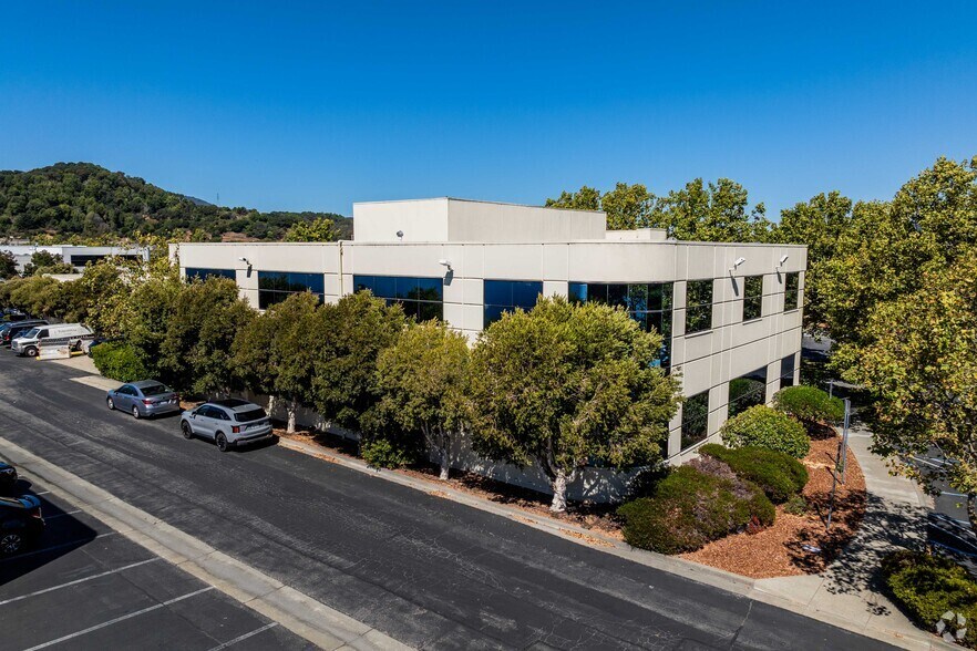 100 Pelican Way, San Rafael, CA à louer - Photo du bâtiment - Image 3 de 3