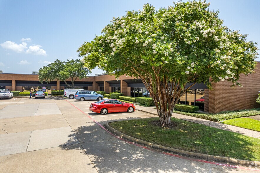 11498 Luna Rd, Farmers Branch, TX à louer - Photo du bâtiment - Image 2 de 50