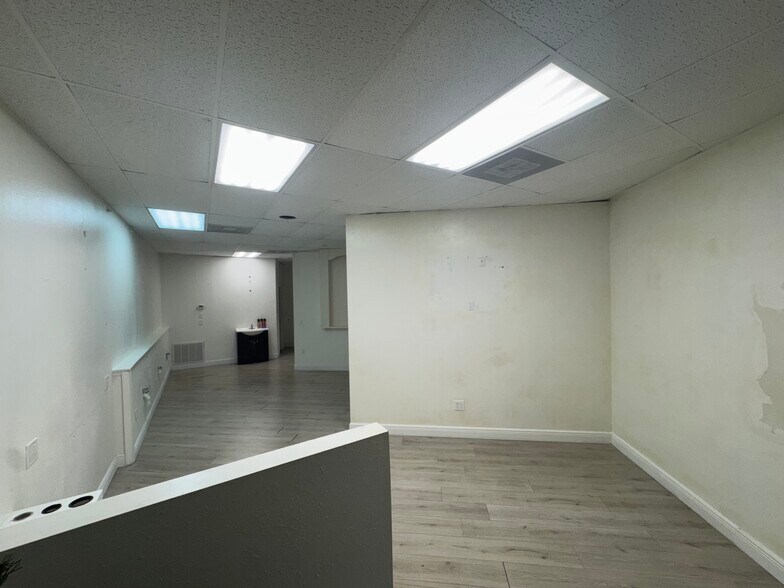 3274 Commercial Way, Spring Hill, FL à louer - Photo du bâtiment - Image 3 de 9