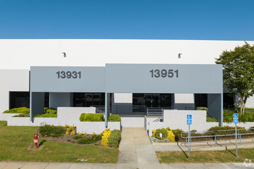 13931-13951 Yorba Ave, Chino, CA à louer - Photo du bâtiment - Image 3 de 6