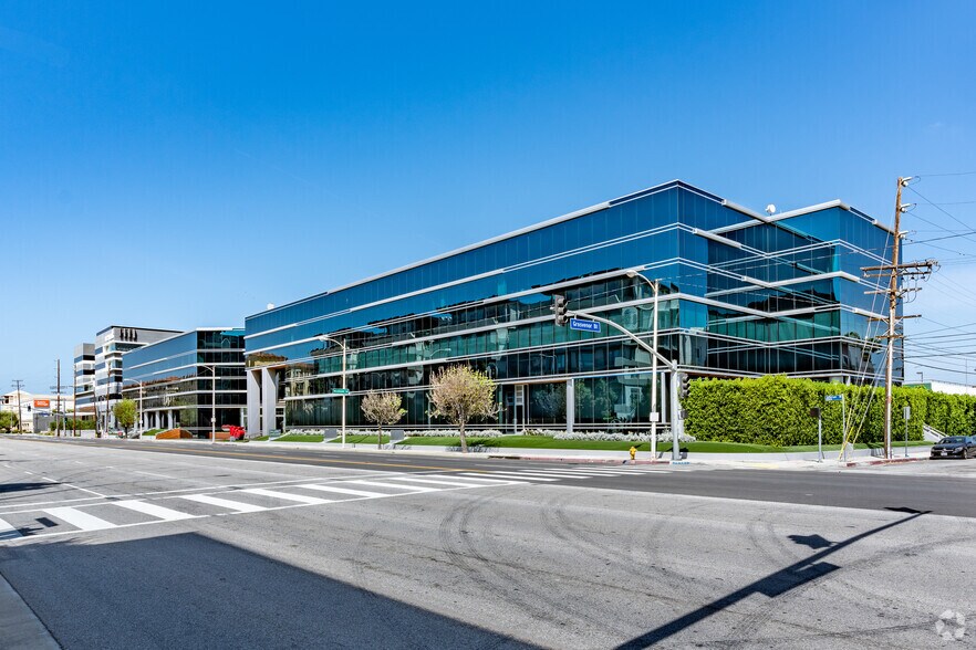 12555 Jefferson Blvd, Los Angeles, CA à louer - Photo du bâtiment - Image 1 de 5