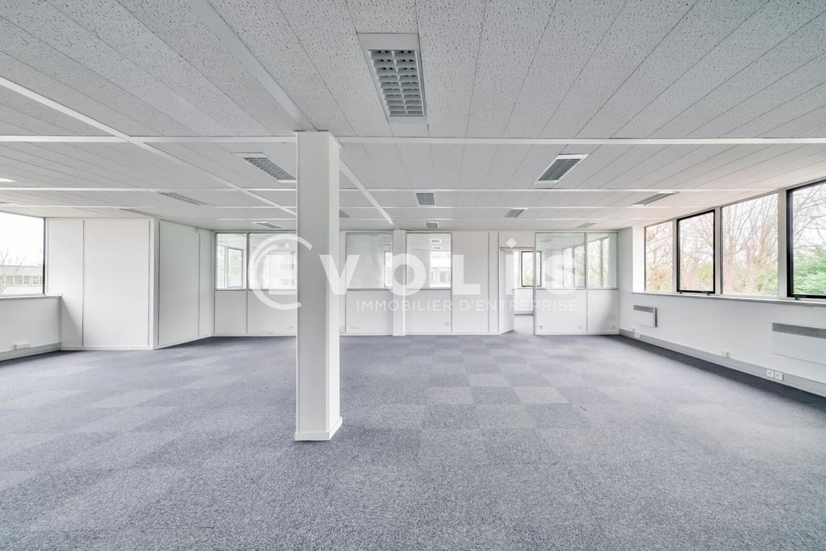 Office in Saint-Thibault-des-Vignes for lease Interior Photo- Image 1 of 17