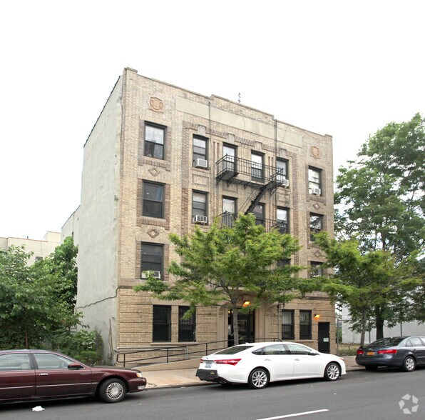 BROOKLYN 8-BUILDINGS $39K/Unit- portefeuille de 8 propriétés à vendre sur LoopNet.ca - Photo principale - Image 1 de 7
