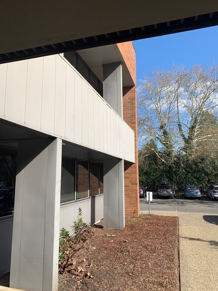 9495 SW Locust St, Portland, OR for lease - Building Photo - Image 2 of 6