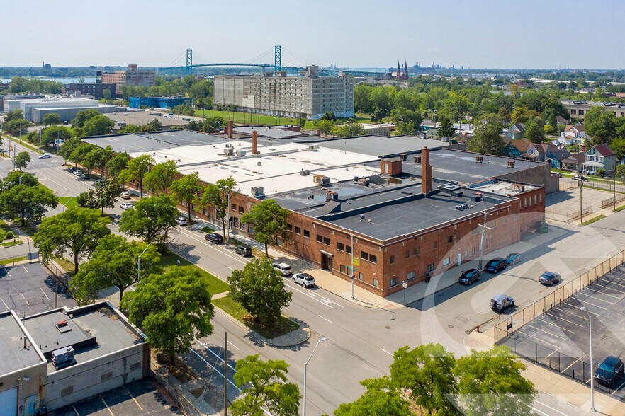 1927 Rosa Parks Blvd, Detroit, MI à louer - Photo du bâtiment - Image 1 de 14