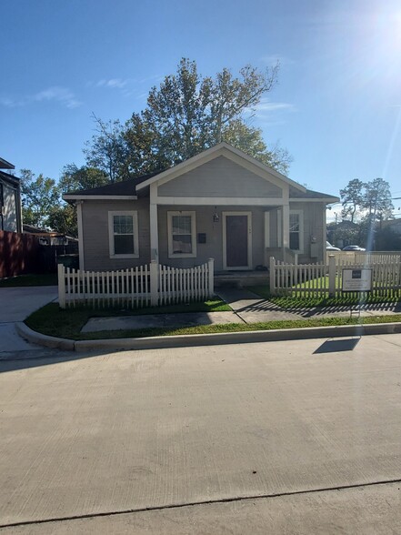 309 Carnes St, Conroe, TX à louer - Photo principale - Image 1 de 1