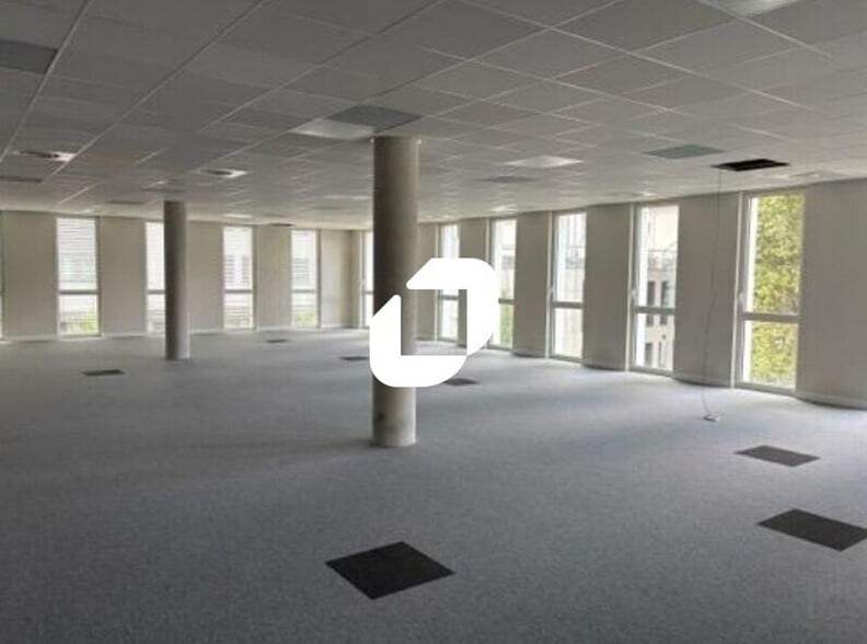 Office in Villeurbanne for lease - Building Photo - Image 3 of 18