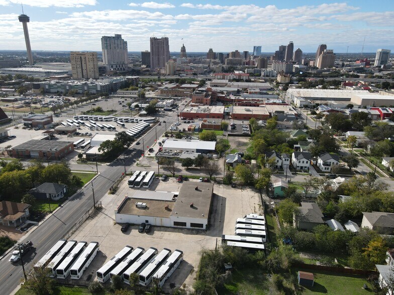 1505 E Houston St, San Antonio, TX à louer - Photo du bâtiment - Image 2 de 18