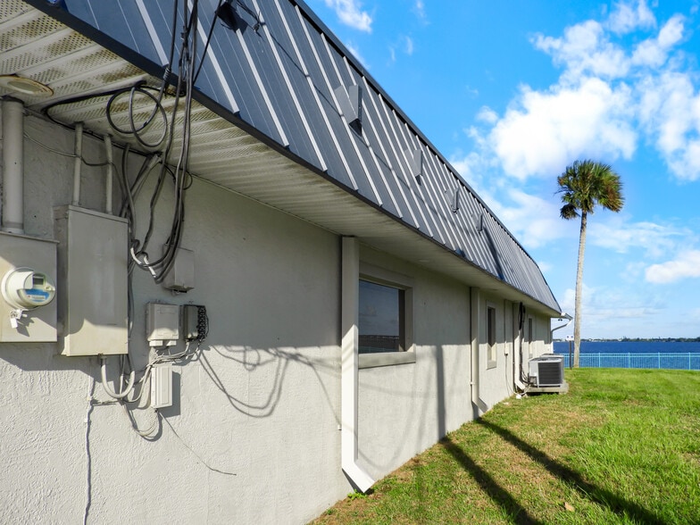 1331 S Harbor City Blvd, Melbourne, FL à louer - Photo du bâtiment - Image 2 de 21