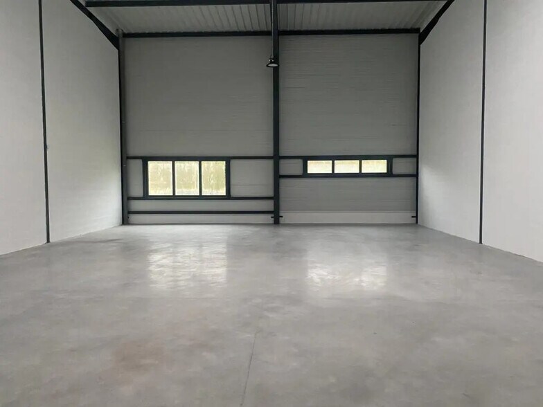 Flex in Bussy-Saint-Martin for lease - Interior Photo - Image 1 of 7