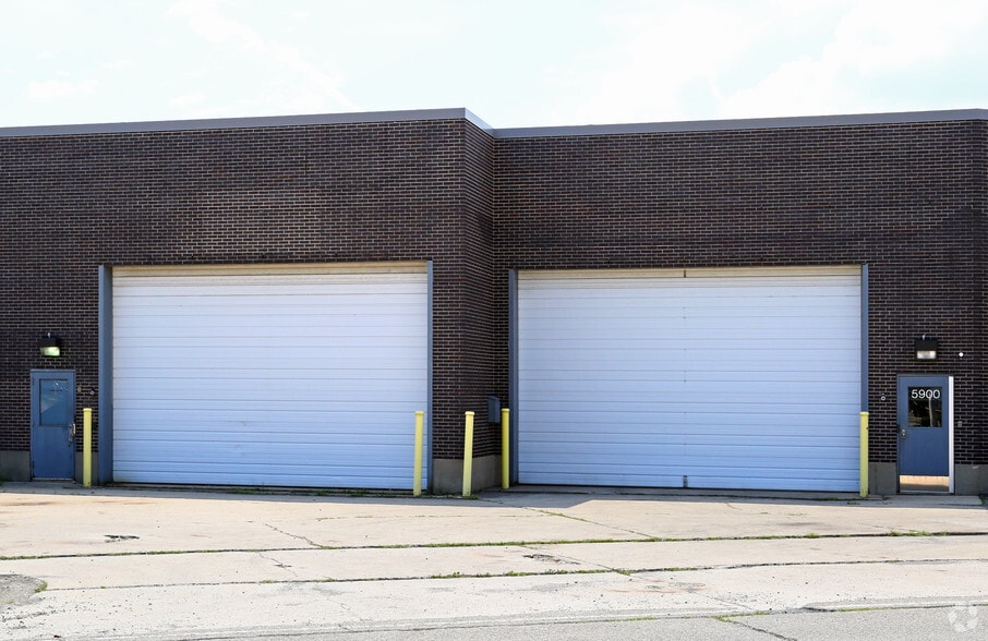 5900 Howard St, Skokie, IL for lease - Building Photo - Image 3 of 33