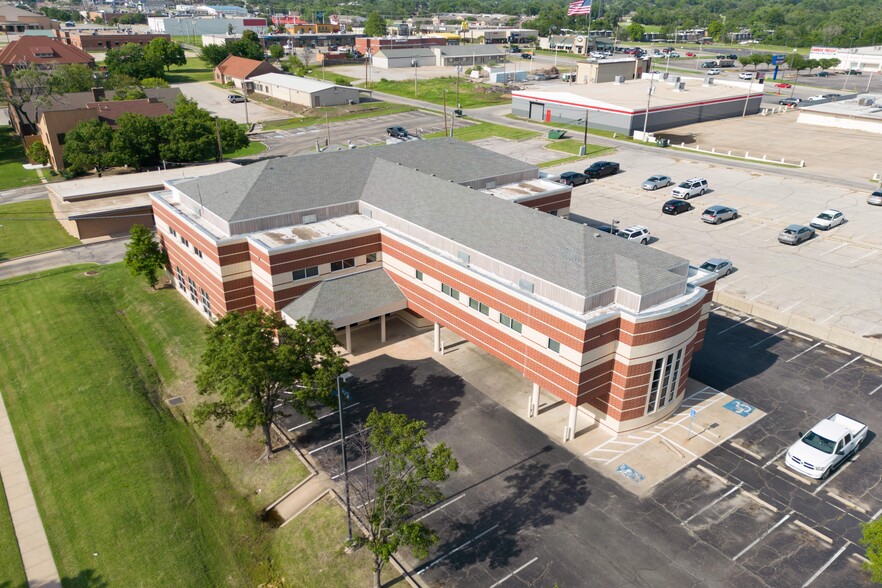 415 Fairview Ave, Ponca City, OK for sale - Building Photo - Image 1 of 1