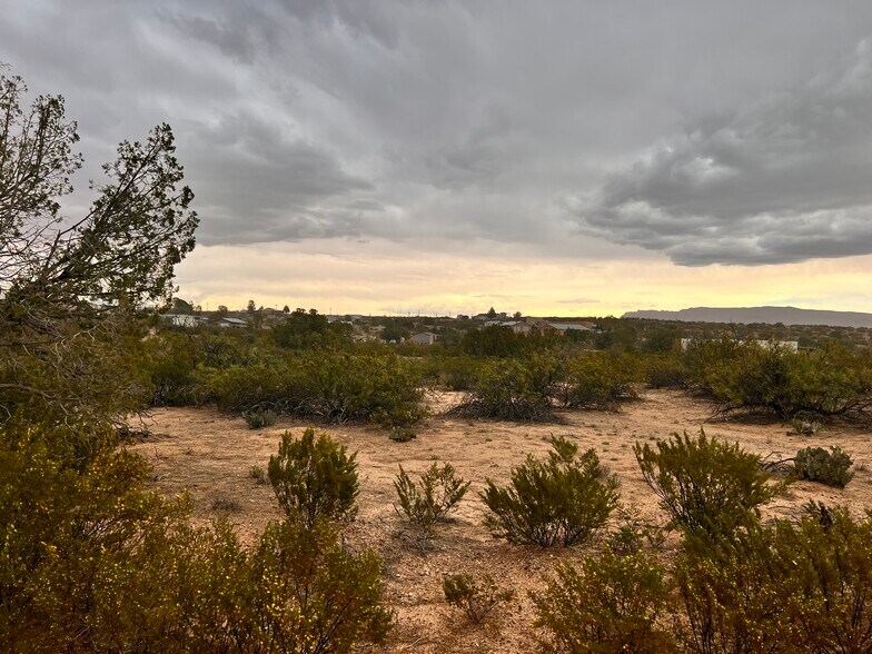 825 Arabian Ln, Elephant Butte, NM à vendre - Photo du bâtiment - Image 2 de 5