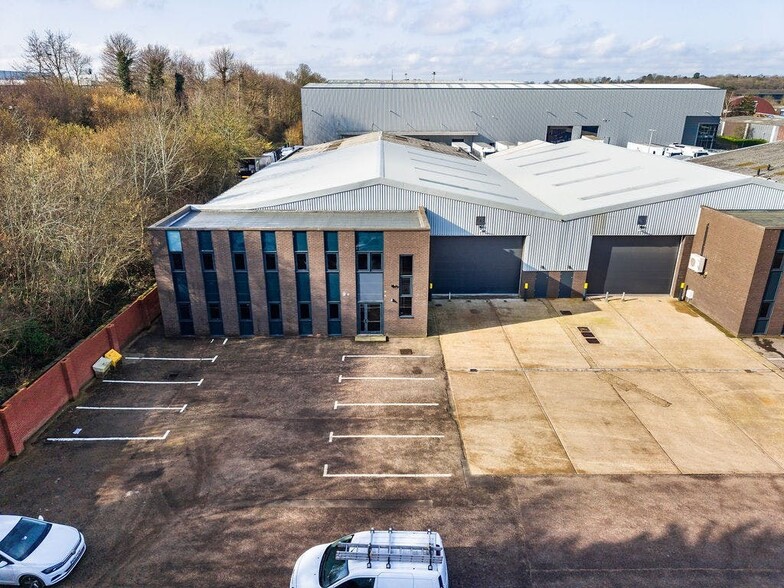 Units 3 & 4, Bracknell Business Centre, Downmill Rd, Bracknell for lease - Building Photo - Image 2 of 4