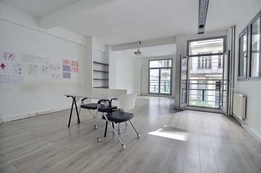 15 Rue Martel, Paris for lease - Interior Photo - Image 2 of 8