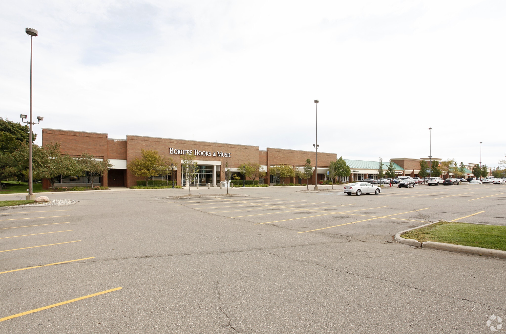 43075-43271 Crescent Blvd, Novi, MI for lease Primary Photo- Image 1 of 25