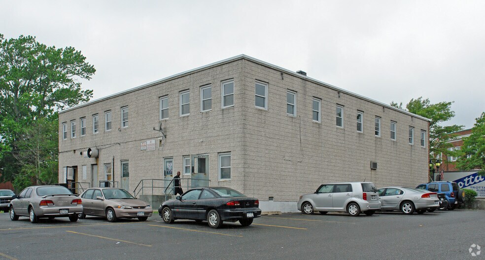 49-57 W Main St, Riverhead, NY for lease - Building Photo - Image 2 of 4