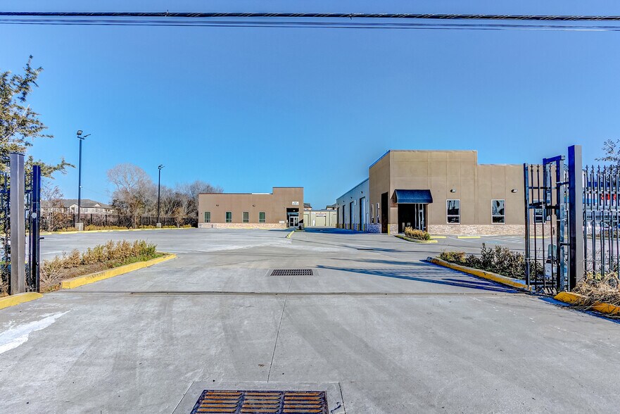 1631 Highway 6 S, Houston, TX à louer - Photo du bâtiment - Image 2 de 30