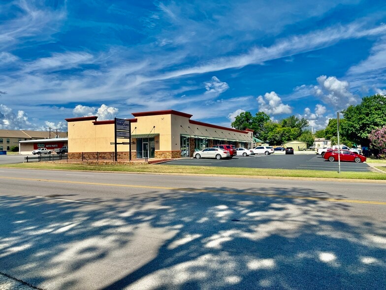 102 W Dallas St, Llano, TX for lease - Building Photo - Image 3 of 42