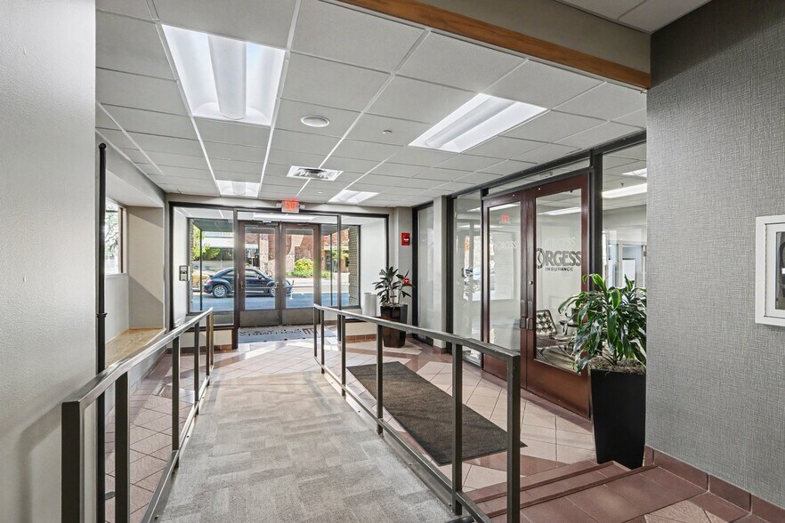 350 E Michigan Ave, Kalamazoo, MI à vendre - Photo du bâtiment - Image 3 de 9