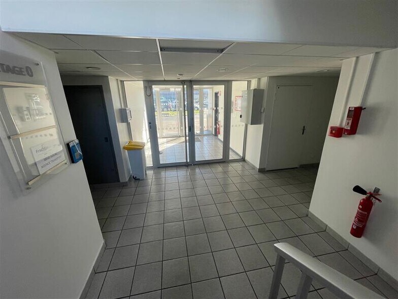 Office in Tremblay-en-France for lease - Lobby - Image 2 of 11