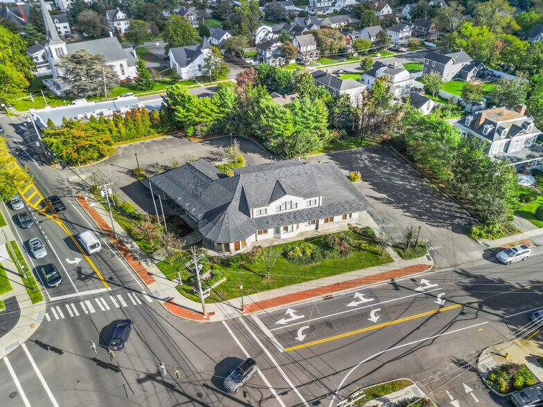 290 Main St, Islip, NY à louer - Photo du bâtiment - Image 2 de 7