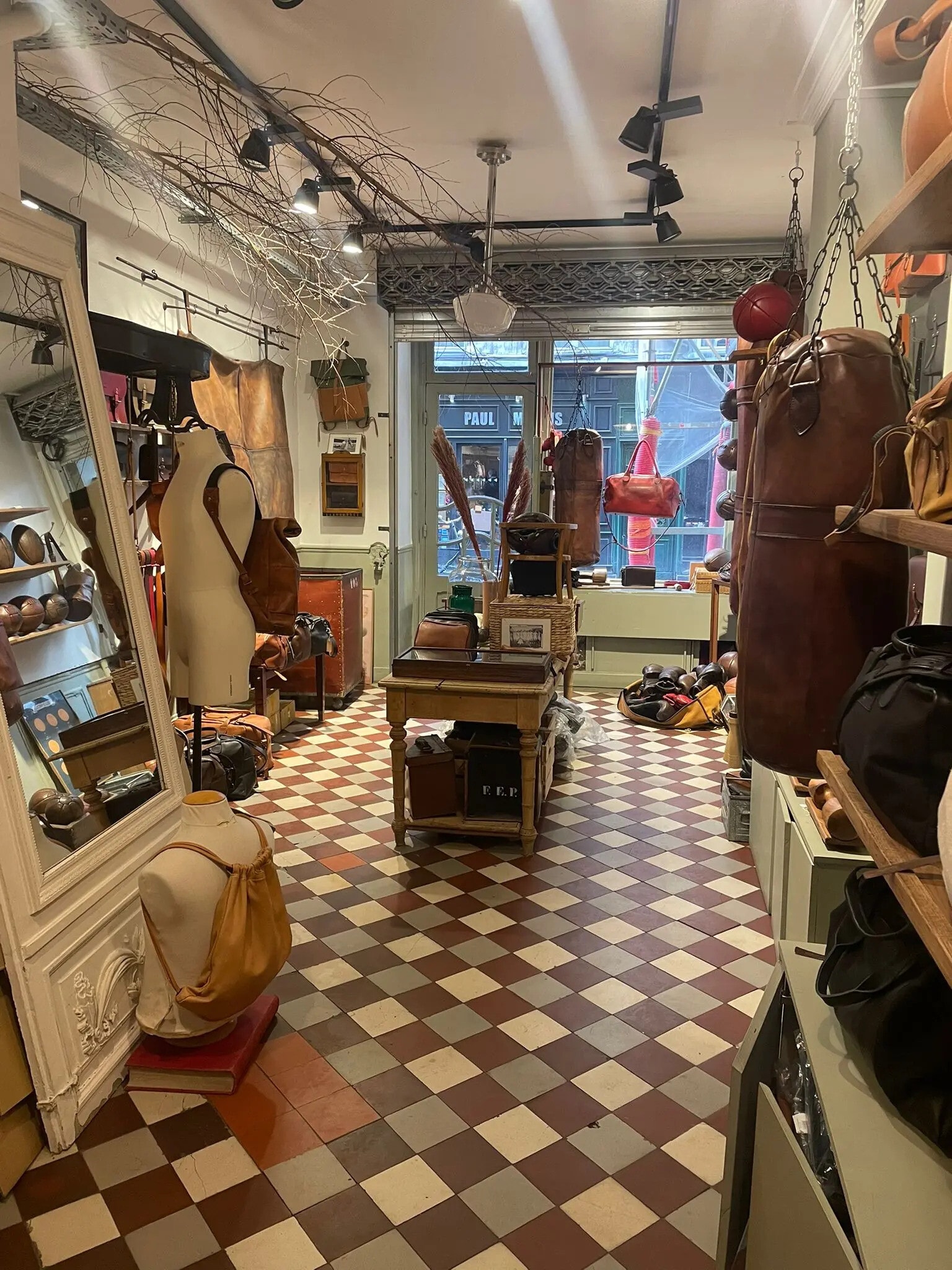 Retail in Paris for lease Building Photo- Image 1 of 3