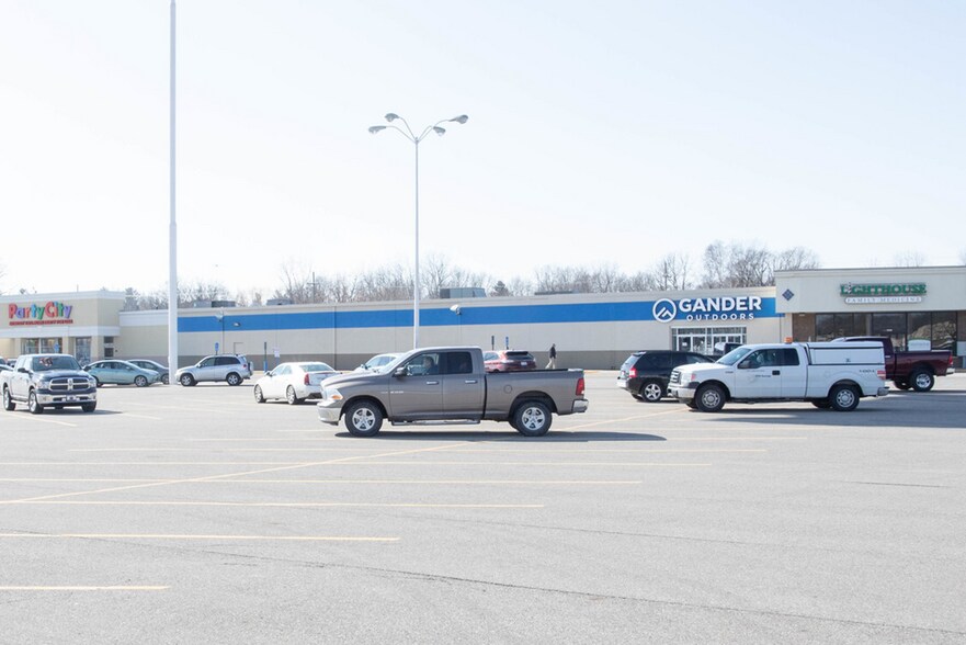 4025-4141 24th Ave, Fort Gratiot, MI à louer - Photo du bâtiment - Image 3 de 17