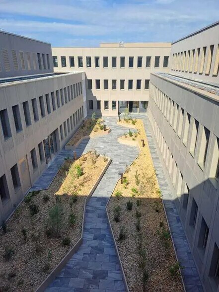 Bureau dans Bron à louer - Photo du bâtiment - Image 2 de 15