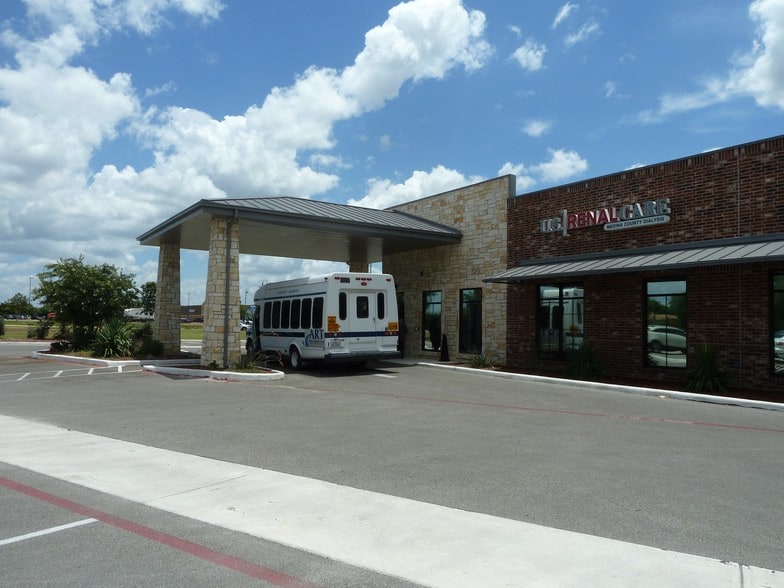 205 22nd St, Hondo, TX à vendre - Photo du bâtiment - Image 3 de 8