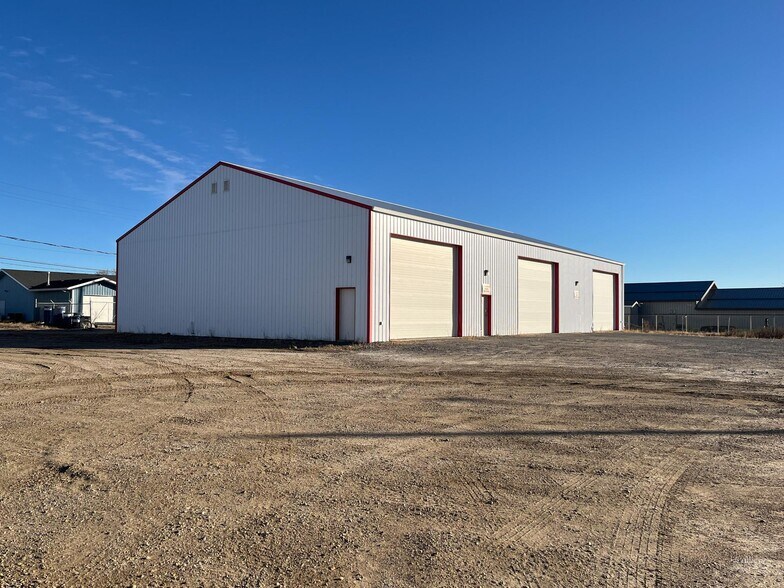 42 10th St, Weyburn, SK for lease - Building Photo - Image 1 of 4