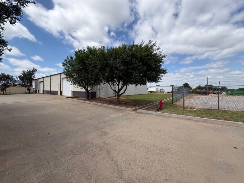 2325 Fretz Ave, Edmond, OK for lease - Building Photo - Image 3 of 6