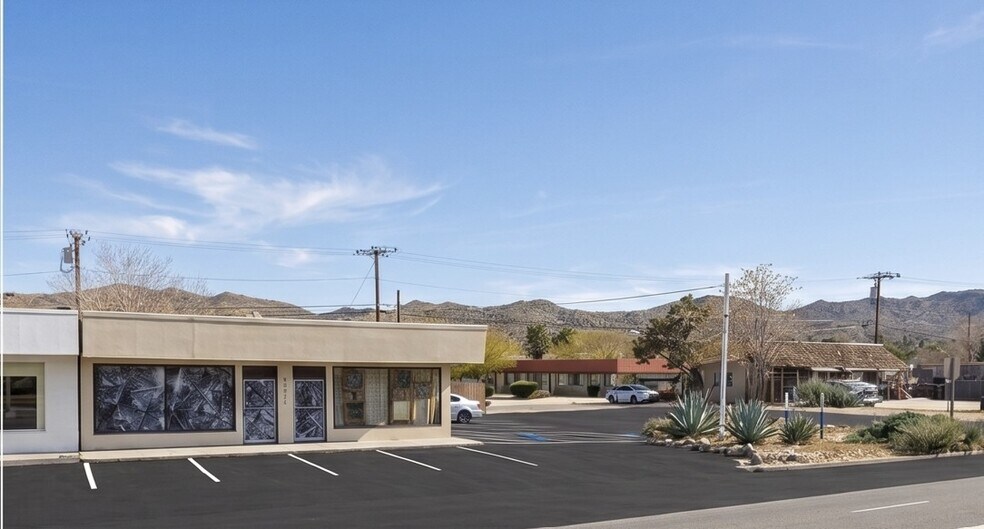 55985 29 Palms Hwy, Yucca Valley, CA à louer - Photo du bâtiment - Image 3 de 6