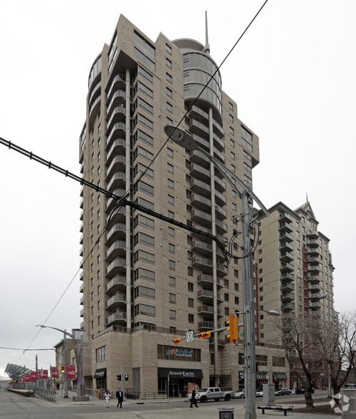 683 10th St SW, Calgary, AB à vendre - Photo du bâtiment - Image 2 de 60