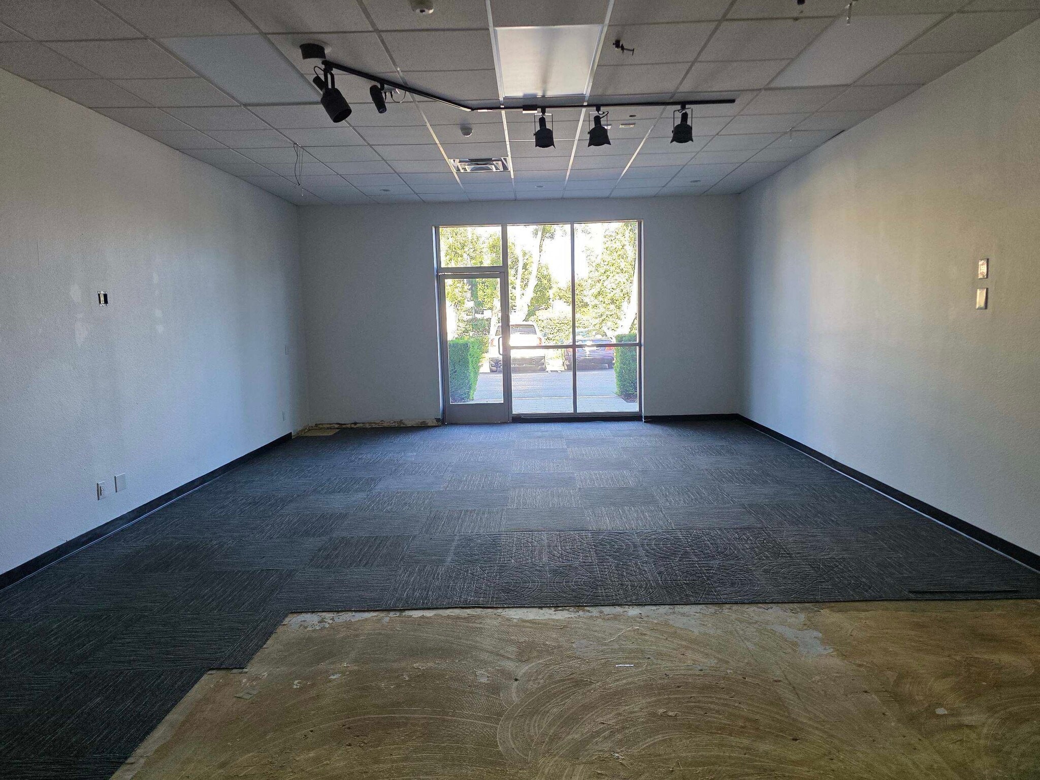 3885-3977 Cochran St, Simi Valley, CA for lease Interior Photo- Image 1 of 4