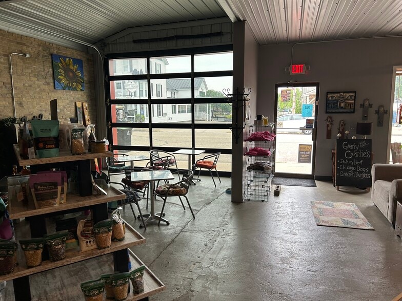 215 Wolf River Dr, Fremont, WI à vendre - Photo du bâtiment - Image 2 de 16