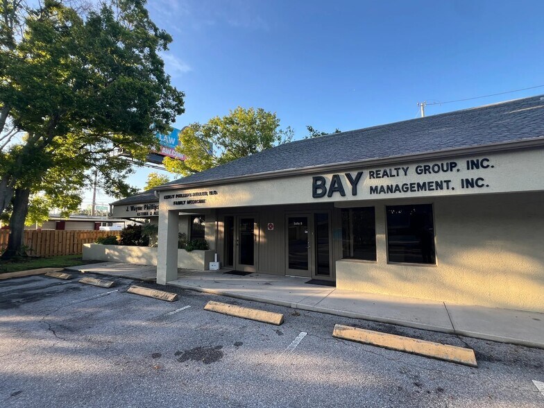 32502 US Highway 19 N, Palm Harbor, FL à louer - Photo du bâtiment - Image 2 de 15