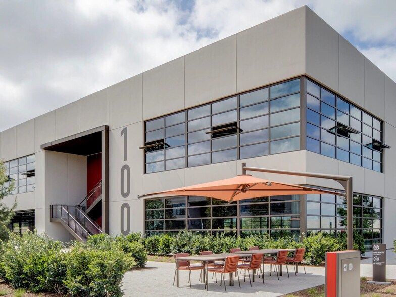 100 Progress, Irvine, CA à louer - Photo du bâtiment - Image 3 de 19