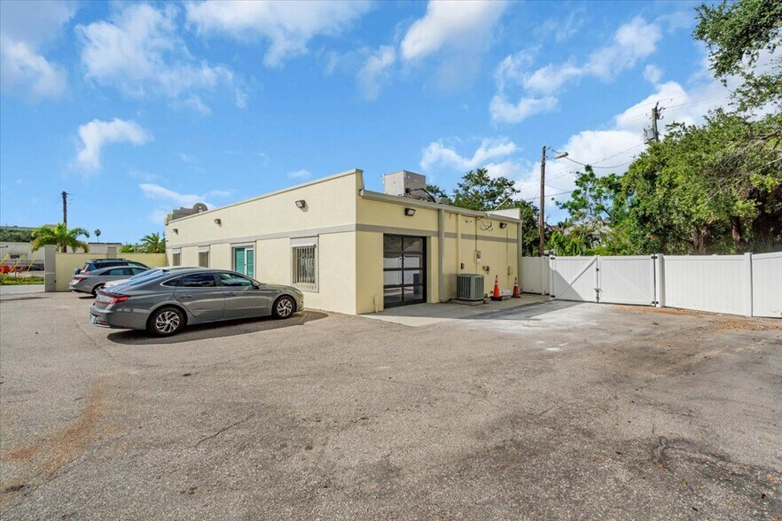 417 8th St W, Bradenton, FL à louer - Photo du bâtiment - Image 3 de 7