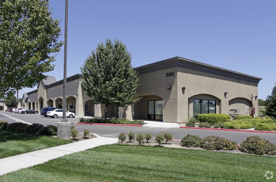 580 N Wilma Ave, Ripon, CA à louer - Photo du bâtiment - Image 2 de 7