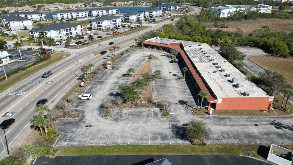 701 JC Center Ct, Port Charlotte, FL à vendre - Photo du bâtiment - Image 3 de 10
