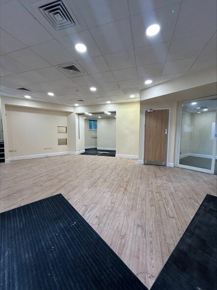 71 High St, Deal for lease - Interior Photo - Image 2 of 4