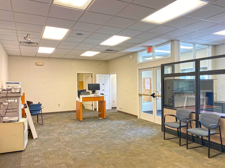 1245 Cocoa Ave, Hershey, PA for sale - Interior Photo - Image 3 of 17