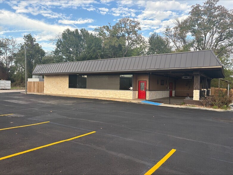 1000 W Main St, Tomball, TX for lease - Building Photo - Image 2 of 13