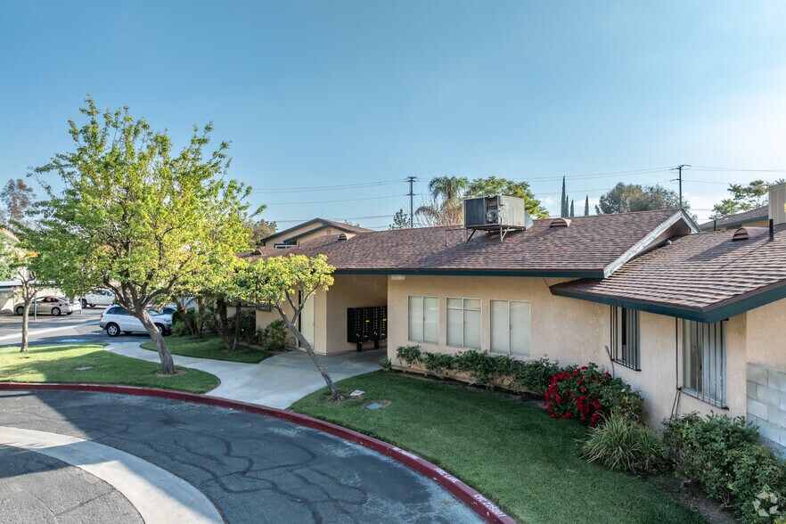 2294 Kendall Dr, San Bernardino, CA à vendre - Photo du bâtiment - Image 2 de 8
