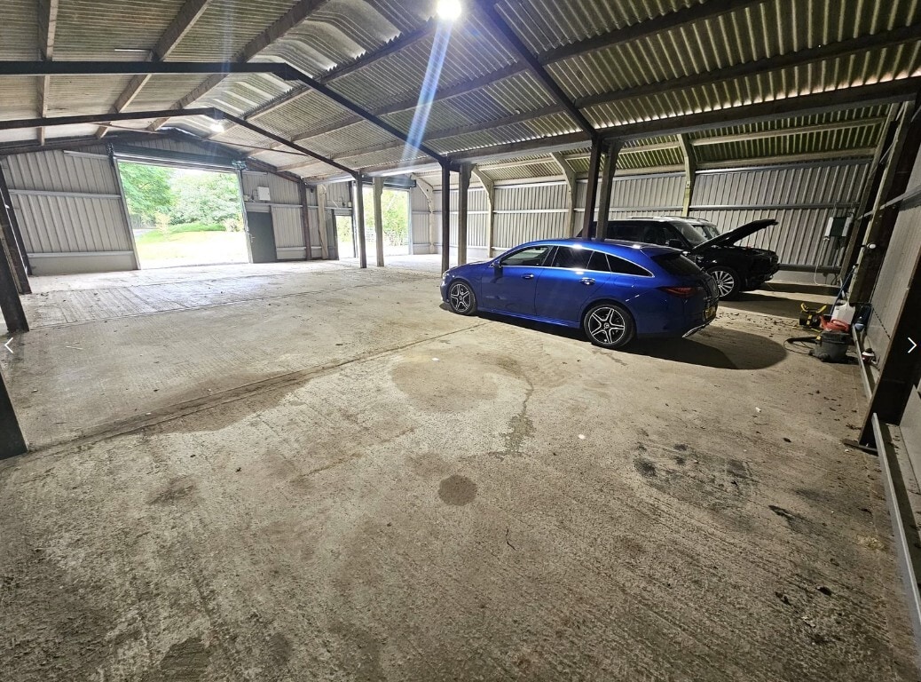 Chesham, Tring for lease Interior Photo- Image 1 of 4