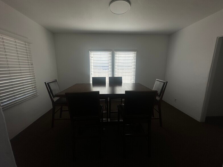 2017 Brundage Ln, Bakersfield, CA à louer - Photo du bâtiment - Image 3 de 17