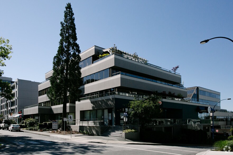 233 W 1st St, North Vancouver, BC à louer - Photo du bâtiment - Image 2 de 6