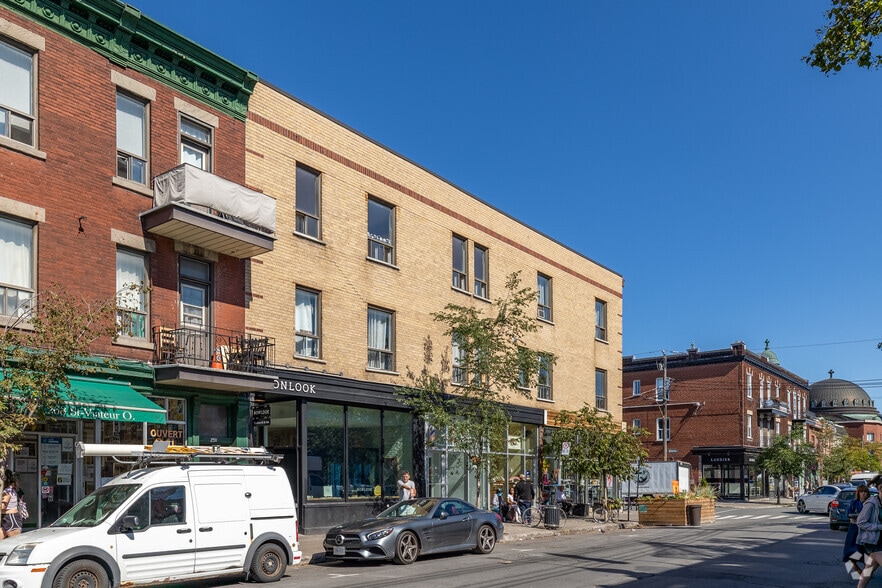 251-257A Rue Saint-Viateur O, Montréal, QC à louer - Photo du bâtiment - Image 2 de 4